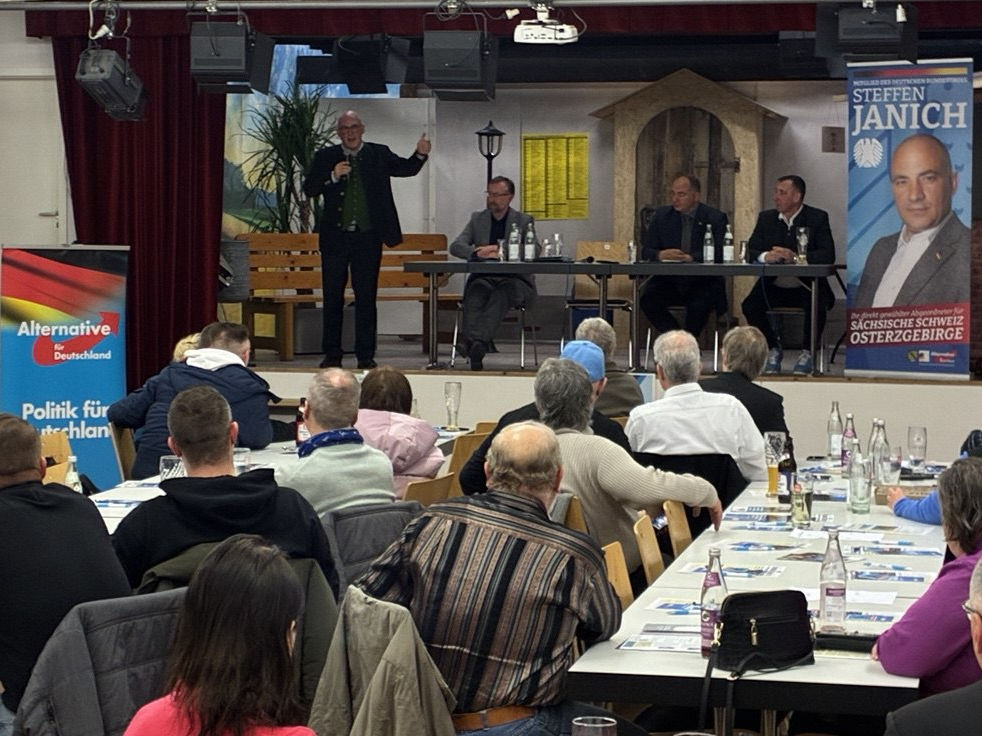 Auf dem Podium (v.l.n.r): Birghan (stehend), Winhart, Janich, Multusch